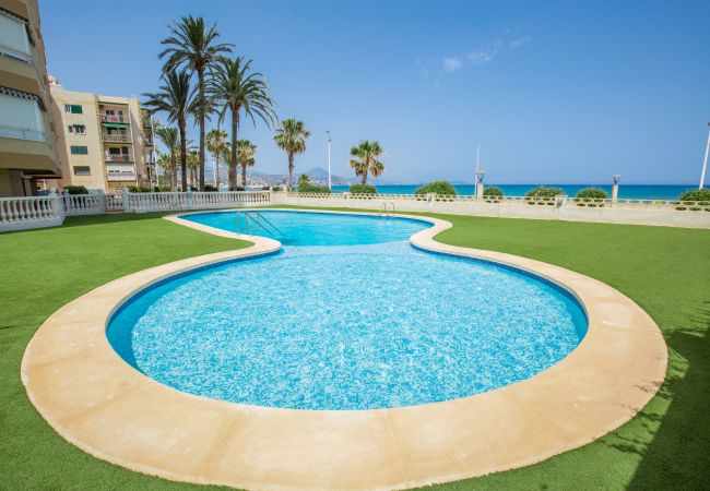 Piscina comunitaria con vistas al mar mediterráneo Piscina comunitaria con vistas al mar mediterráneo