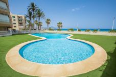 Piscina comunitaria con vistas al mar mediterráneo