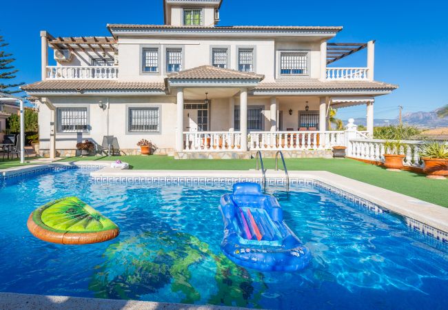 villa en Muchamiel privada. con piscina y cerca de principales playas