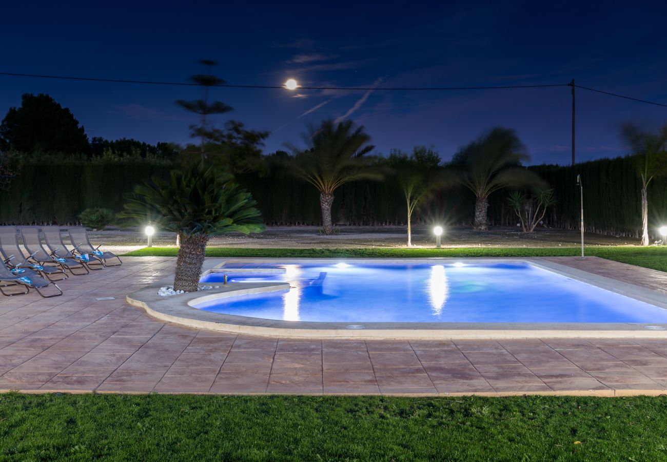 Villa con jardín, piscina y barbacoa en Crevillente