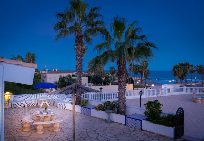 Villa con piscina y jardín privado en la costa de Alicante