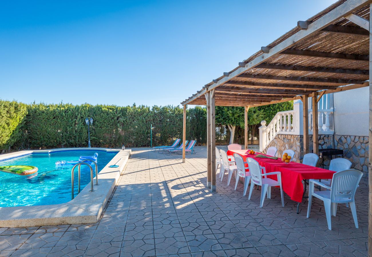 Private villa in Muchamiel with garden, swimming pool and BBQ 