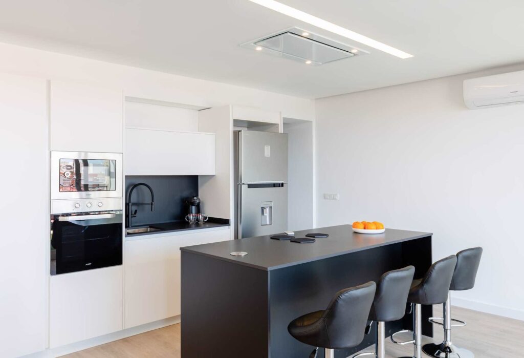Cocina reción reformada de apartamento turístico en Alicante